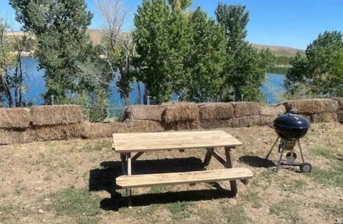 Swanlake House | Lake shore queen bed trailer, tiki torches, & tent space for extra guest