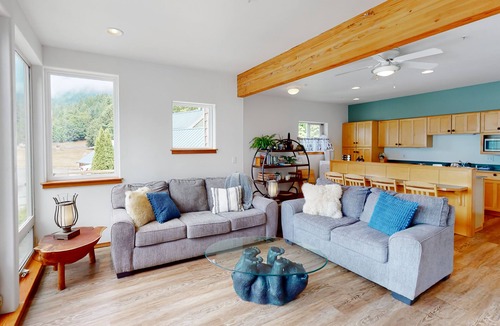 Port Angeles House | Lake Sutherland Retreat | Lakefront townhouse with dock, 2 kayaks, grill, W/D