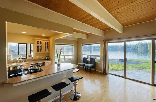 Bonney Lake House | Lake Tapps Dock House on the Bankers Island with Boat Launch