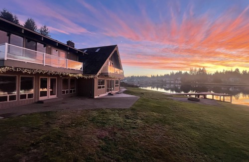 Bonney Lake House | Lake Tapps Dock House on the Bankers Island with Boat Launch