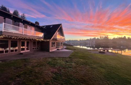 Bonney Lake House | Lake Tapps Dock House on the Bankers Island