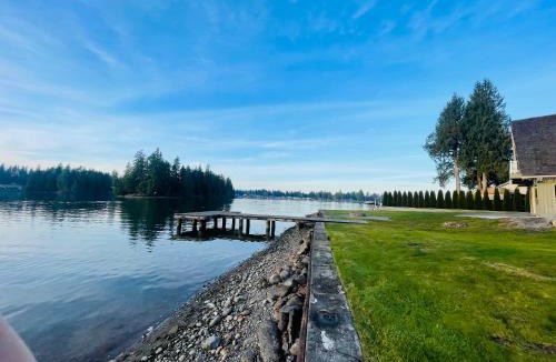 Bonney Lake House | Lake Tapps Dock House on the Bankers Island