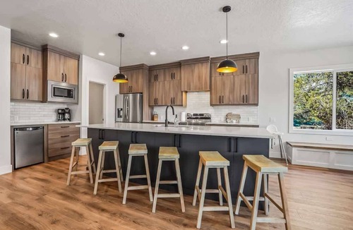 McCall House | Lake Town Vacation Retreat - Hot Tub!