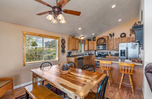 Sweetwater Cabin | Lake View, AC, EV 240V Charger, Yard, Ideal Beach Pass
