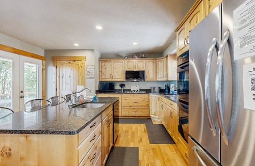 Harbor Village House | Lake view cabin w/Ping-Pong/pool tables, home theater & AC, W/D