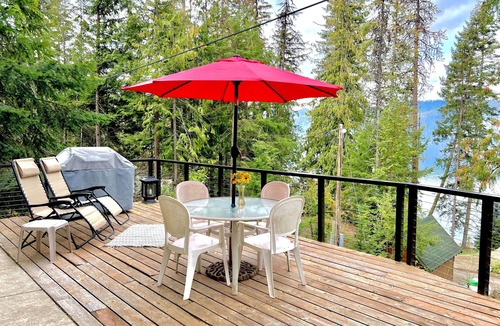 Coolin House | Lake View Couples Get-Away — Year Round Fun!