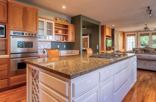 Eastgate House | Lake View Estate by Newcastle Golf Club - Family & Pet Friendly