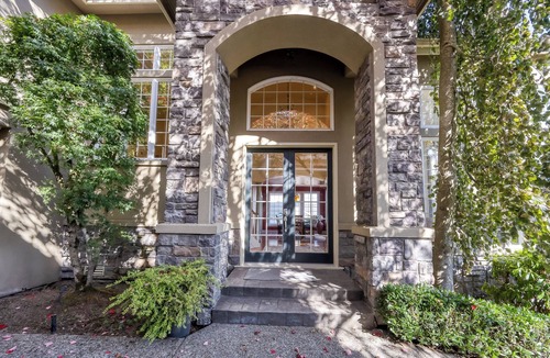 Eastgate House | Lake View Estate by Newcastle Golf Club - Family & Pet Friendly