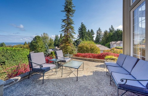 Eastgate House | Lake View Estate by Newcastle Golf Club - Family & Pet Friendly