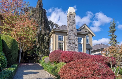Eastgate House | Lake View Estate by Newcastle Golf Club - Family & Pet Friendly