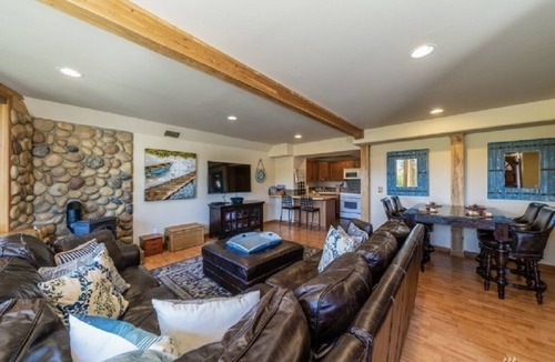 Manson House | Lake View Sleep 12 Pool Hot Tub Game House April 1 Pool Opening!
