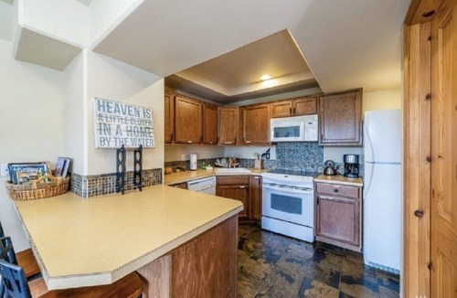 Manson House | Lake View Sleep 12 Pool Hot Tub Game House April 1 Pool Opening!