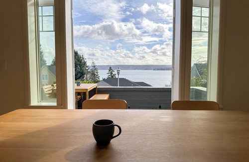 Laurelhurst House | Lake Views Galore! - 5 minutes to University Light Rail - Premium Neighborhood