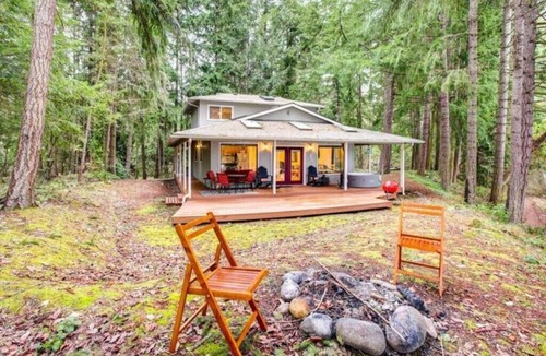 McKenna House | Lake Views w/Hot Tub+Pet Friendly