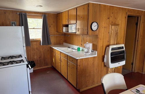 Republic Cabin | Lakefront 2BR Cabin with 3 Queen Beds at Tiffany's Resort on Curlew Lake