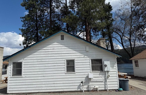 Republic Cabin | Lakefront 2BR Cabin with 3 Queen Beds at Tiffany's Resort on Curlew Lake