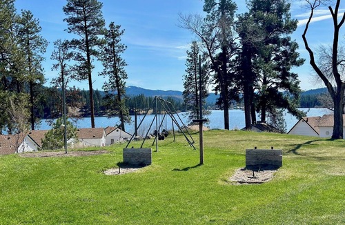 Republic Cabin | Lakefront 2BR Cabin with 3 Queen Beds at Tiffany's Resort on Curlew Lake