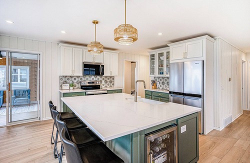 Pigeon Cottage | Lakefront 3-bedroom cottage on Sand Point with AC, WiFi, King bed, Firepit