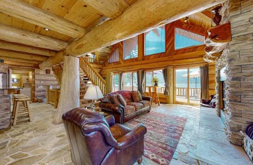 Tamarack Resort House | Lakefront Cascade Cabin Private Dock & Games