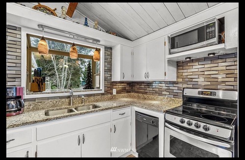 Lake McMurray Cabin | Lakefront Cottage