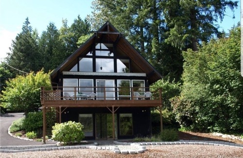 Maple Heights-Lake Desire Cottage | Lakefront Cottage with Mountain view