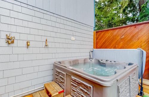 Dunes City House | Lakefront dream with private hot tub dock kayaks pedal boat & amazing views