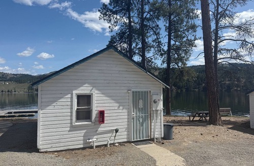 Republic Cabin | Lakefront Escape w/A/C, 2 Queen Beds & Private Entry on Curlew Lake