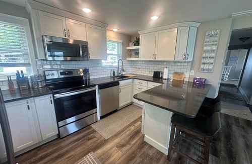 Rockford Cottage | Lakefront Family Friendly Home with Large Sandy Beach and Beautiful Views