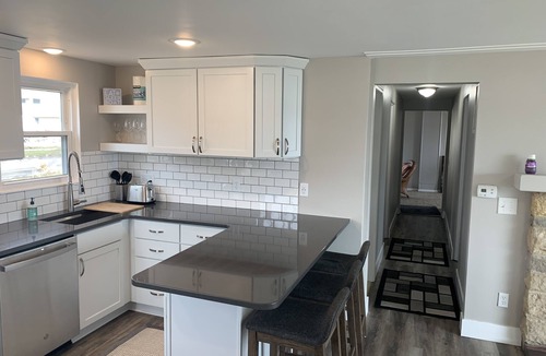Rockford Cottage | Lakefront Family Friendly Home with Large Sandy Beach and Beautiful Views