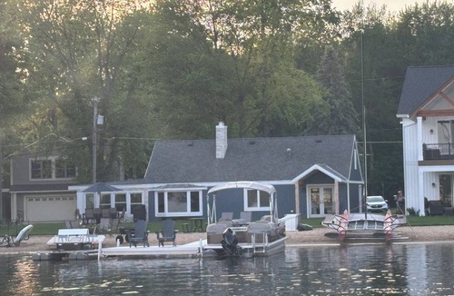 Rockford Cottage | Lakefront Family Friendly Home with Large Sandy Beach and Beautiful Views