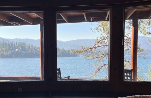 Hayden House | Lakefront Family Retreat. Swim, sun, boat, beach, float, fish, relax, dream.