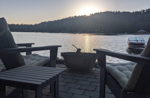 Spirit Lake Cabin | Lakefront guest house, dock access. Kayak, peddleboat, and rowboat. fishing.