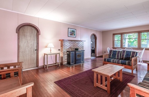 Sandpoint Cabin | Lakefront home on Lake Pend Oreille w/full kitchen & large fenced yard!