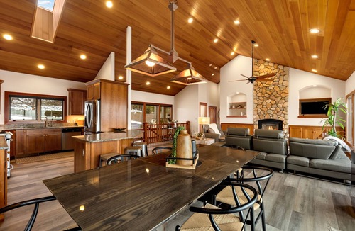 Sandpoint House | Lakefront Luxury -June Special - Private Beach & dock near Sandpoint -Sleeps 9
