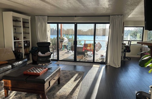 Lacey House | Lakefront Oasis, come enjoy every sunset