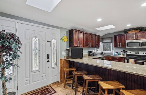 Oxbow House | Lakefront Retreat-Huge Deck-Free Kayaks & Pedal Boat-Pet Friendly!