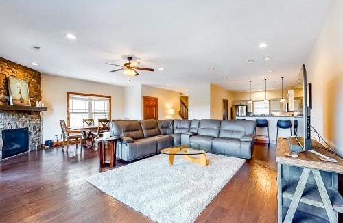 Andersonville House | Lakefront Retreat Sleeps 6 Fireplace Boat Slip
