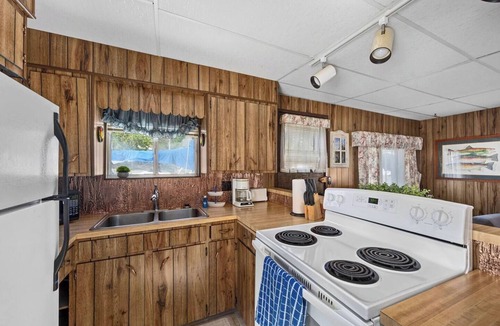 Bayview Boat Rental | Lakefront Scenic Bay Floathome