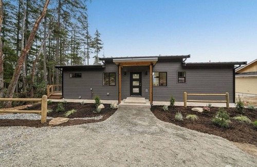 Anderson Island House | Lakefront w/dock 4-bedtoom modern house on delightful Anderson Island