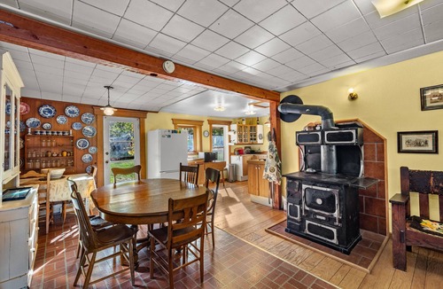 Sandpoint Cabin | Lakeshore Getaway - Lakefront Cabin