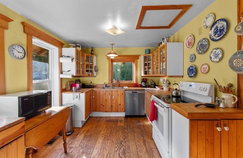 Sandpoint Cabin | Lakeshore Getaway - Lakefront Cabin