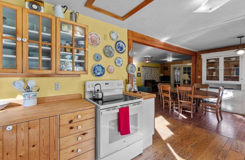 Sandpoint Cabin | Lakeshore Getaway - Lakefront Cabin