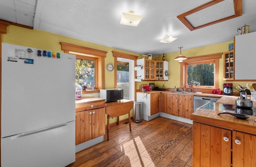 Sandpoint Cabin | Lakeshore Getaway - Lakefront Cabin