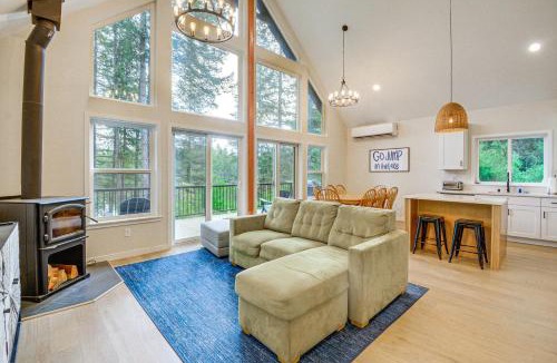 West Hills House | Lakeside Bliss in Tahuya! Modern Family Getaway