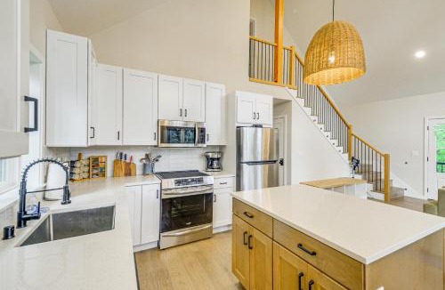 West Hills House | Lakeside Bliss in Tahuya! Modern Family Getaway