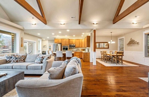 Sagle House | Lakeside Escape Waterfront w/Hot Tub + MTN Views!