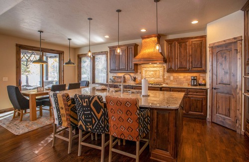 Sunriver Cabin | Lakeside Family Stay with Access to Forest House