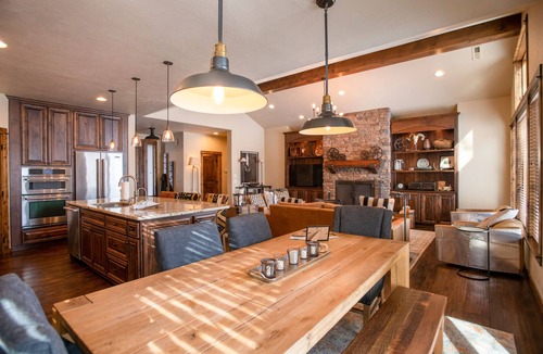 Sunriver Cabin | Lakeside Family Stay with Access to Forest House
