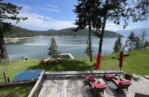 Sagle House | LAKESIDE LODGE. GARFIELD BAY WATERFRONT. TWO DECKS. DOCK. GREAT MOUNTAIN VIEWS.