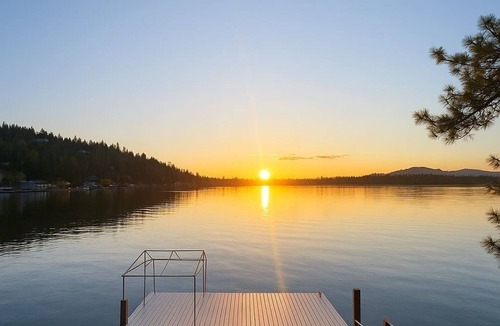 Clarksville House | Lakeside Loft – A Cozy Hayden Lake Cabin with Dock